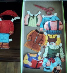 1982 RAGGEDY ANN AND  ANDY + 2 PAPER DOLLS, STAND, CLOTHES,  BOX